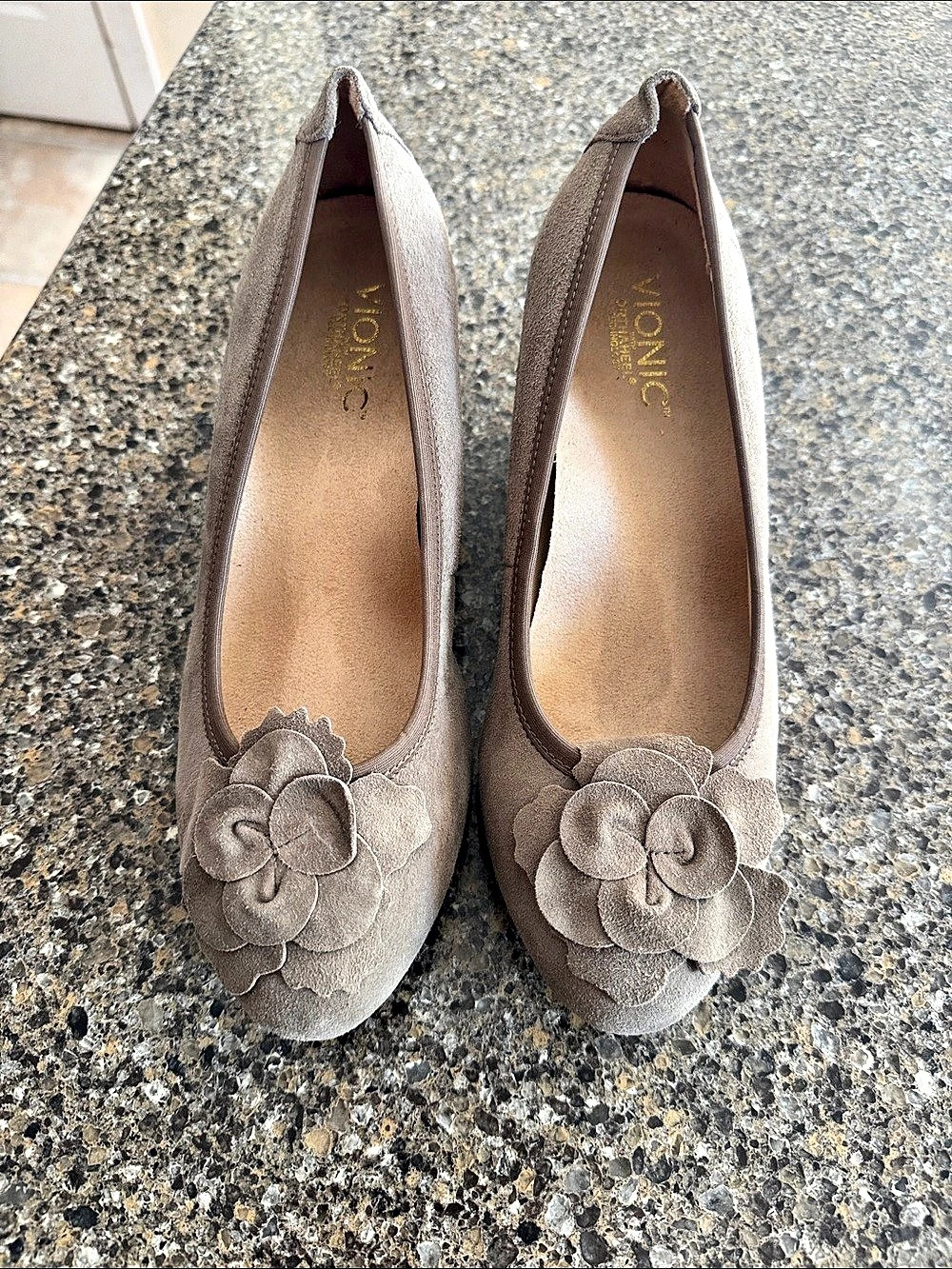 Vionic Hayes Suede Floral Wedge Pumps Light Brown size 8